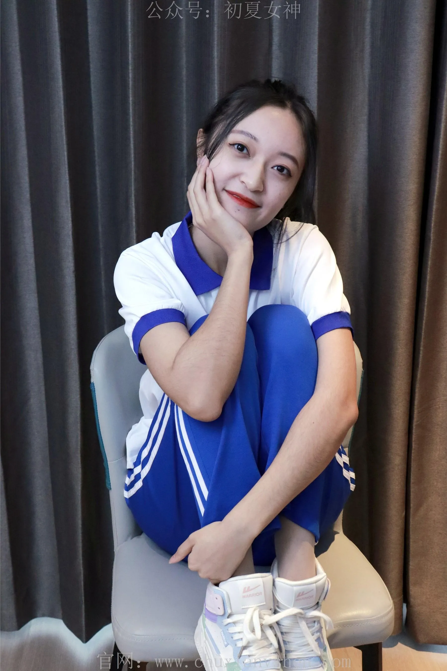 初夏女神 NO.001 依依校服搭配37码运动鞋拍摄 [126P]插图8